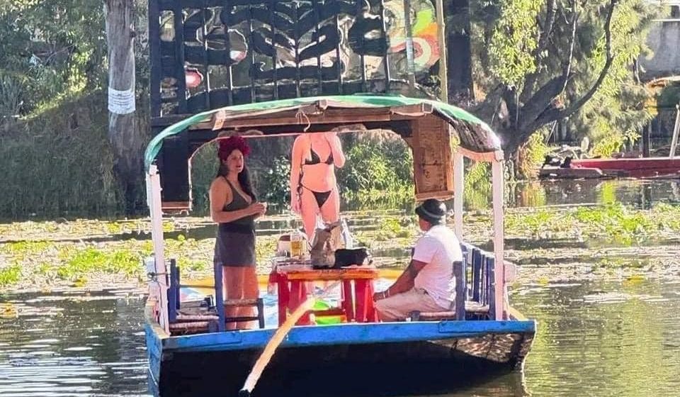 Turista se pasea en bikini en trajinera de Xochimilco