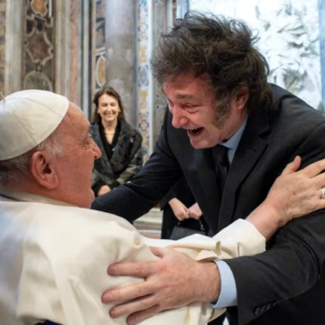 Papa Francisco y Javier Milei se dieron un abrazo durante canonización de Mama Antula