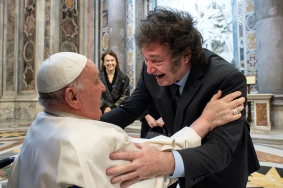 Papa Francisco y Javier Milei se dieron un abrazo durante canonización de Mama Antula