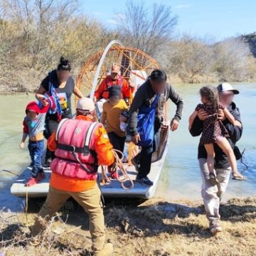 INM rescata de Río Bravo a 73 migrantes y localiza tres cuerpos