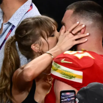 Con un beso Taylor Swift y Travis Kelce celebran bicampeonato de Kansas City