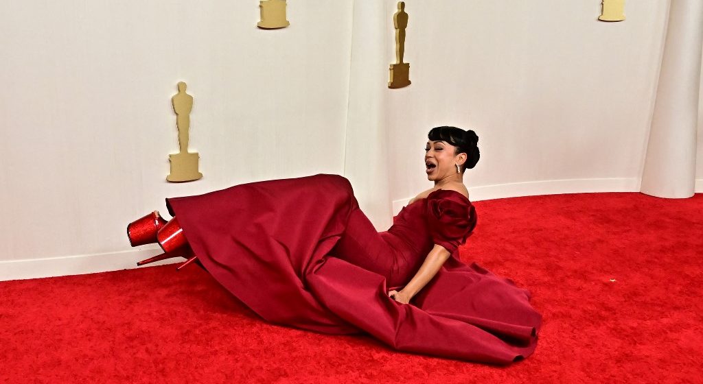 Lisa Koshy cae en la alfombra roja de los premios Oscar