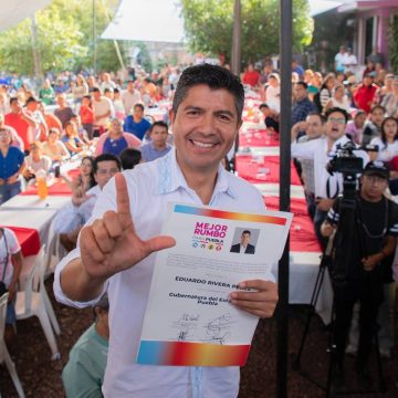 Lalo Rivera recibe constancia como candidato a la gubernatura de Puebla