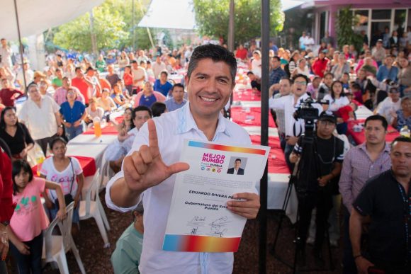 4dc79be3-2c8f-4ac1-8235-b81c176b36a5 Lalo Rivera recibe constancia como candidato a la gubernatura de Puebla