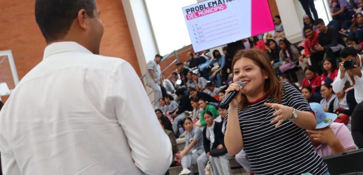 Lalo Rivera platica con universitarios de Teziutlán