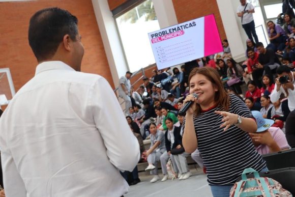 65dd64f6-7a6a-45e4-a7ef-4a9085736990 Lalo Rivera platica con universitarios de Teziutlán