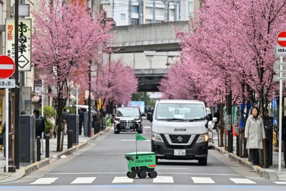 Inicia Uber Eats reparto con robots en Tokio