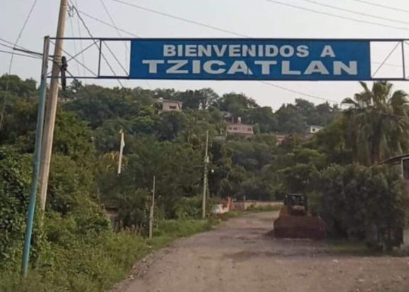 Localizan a 2 hombres ejecutados y maniatados dentro de una URVAN entre Tzicatlán y Axochiapan