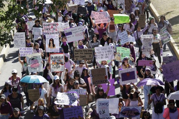 Mínimos daños registró el Congreso durante las marchas por el 8M en Puebla