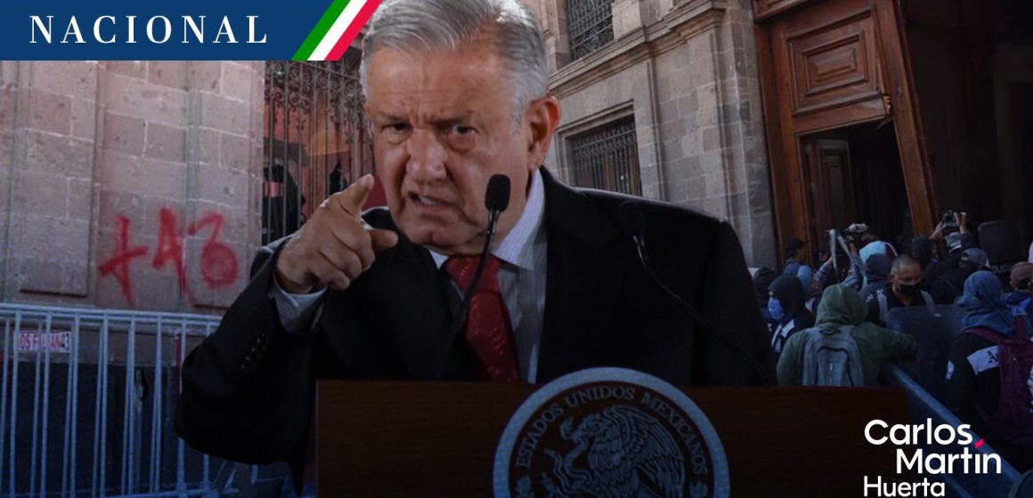 AMLO calificó como “vulgar acto de provocación” irrupción de manifestantes de Ayotzinapa