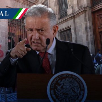 AMLO calificó como “vulgar acto de provocación” irrupción de manifestantes de Ayotzinapa
