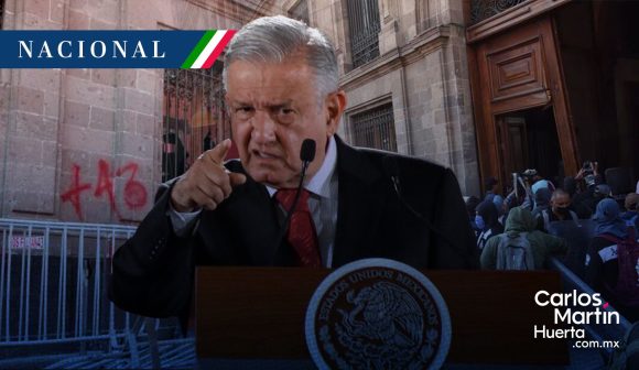 AMLO calificó como “vulgar acto de provocación” irrupción de manifestantes de Ayotzinapa