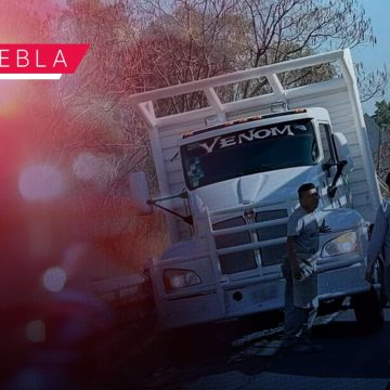 Camión se queda sin frenos y protagoniza accidente en la carretera Atlixco-Puebla