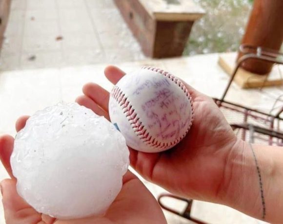 (VIDEO) Enormes bolas de granizo provocan daños en Coahuila  