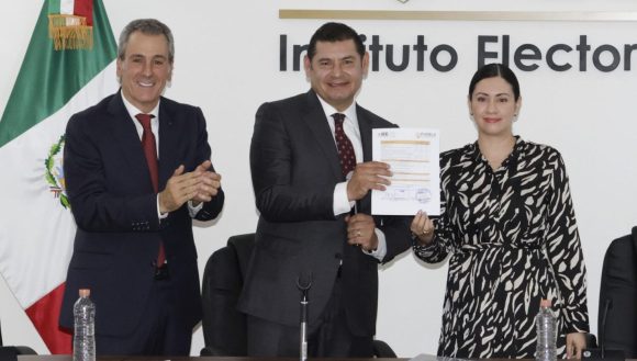 Alejandro Armenta y Pepe Chedraui se registran como candidatos ante IEE
