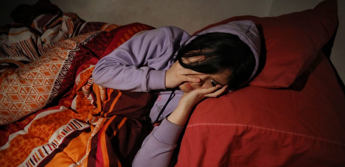 Uso nocturno de pantallas, celulares y televisión puede causar trastornos del sueño