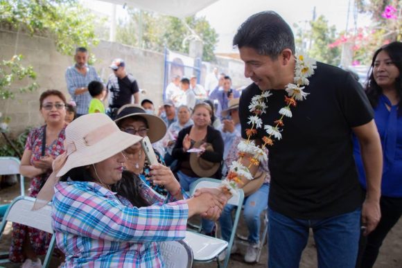 Sigue recorriendo Lalo Rivera el estado de Puebla; visita Atzompa y Tecuanipan