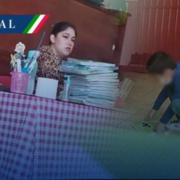 (VIDEO) Maestra arroja al piso cuadernos a niños de primaria en Toluca