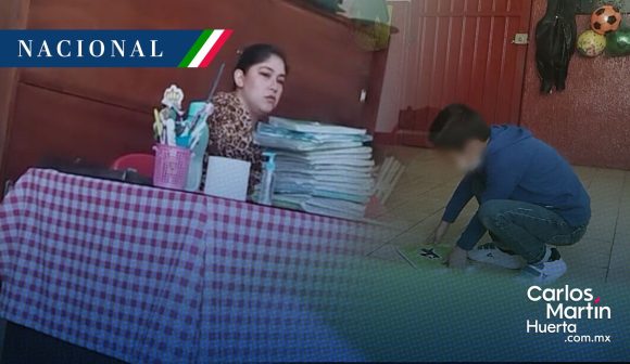 (VIDEO) Maestra arroja al piso cuadernos a niños de primaria en Toluca