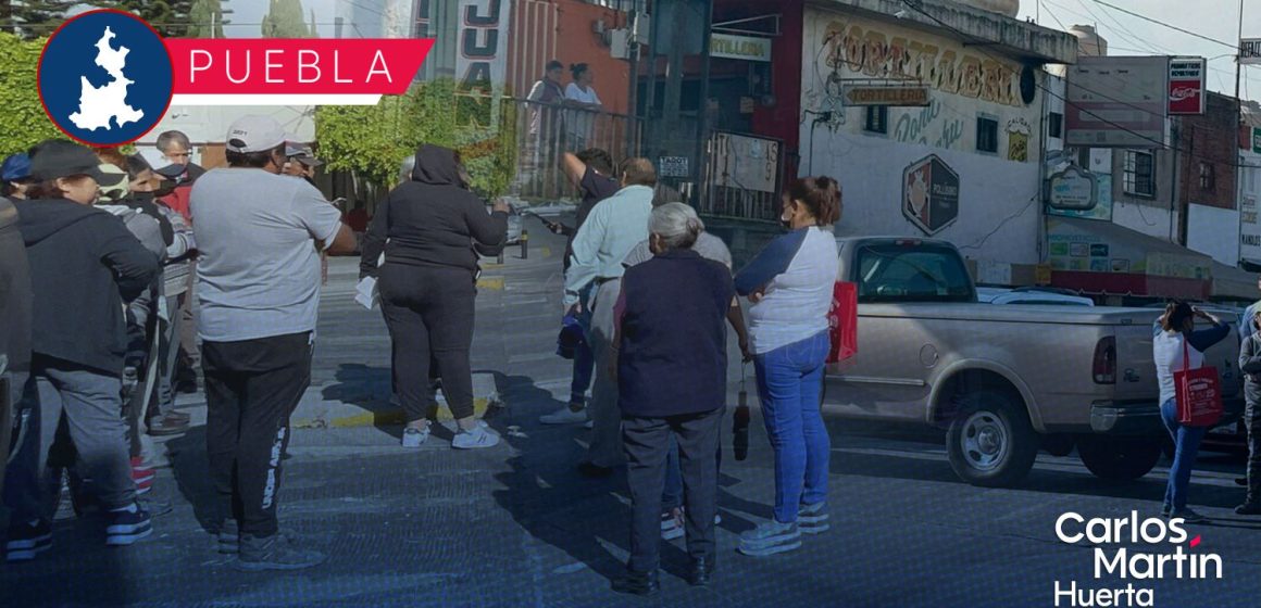 Manifestación de vecinos cierra el Boulevard Esteban de Antuñano; denuncian falta de agua