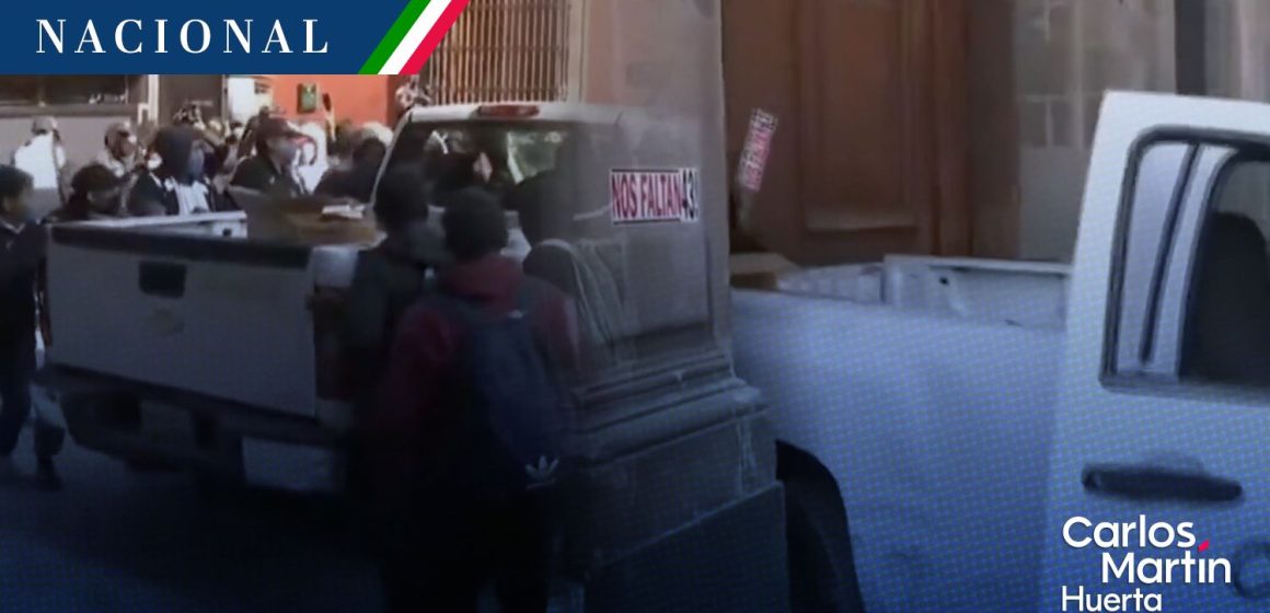 (VIDEO) Normalistas de Ayotzinapa derriban puerta de Palacio Nacional