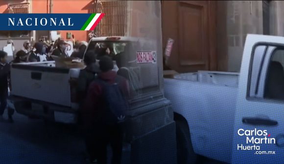 Normalistas Ayotzinapa - Palacio Nacional (VIDEO) Normalistas de Ayotzinapa derriban puerta de Palacio Nacional