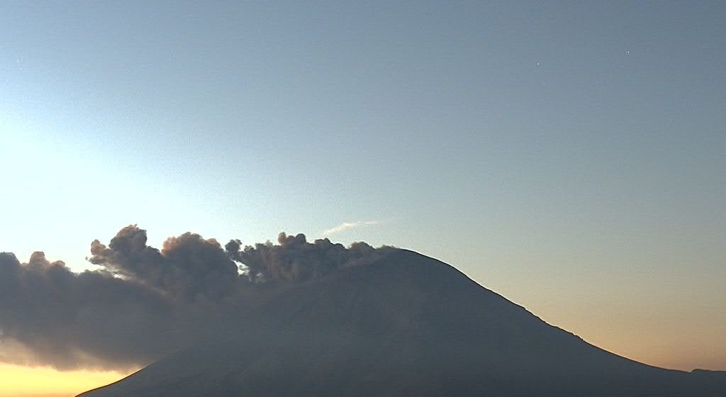 En las últimas 24 horas, el volcán Popocatépetl emitió 28 exhalaciones