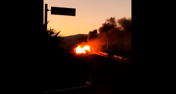 Normalistas de Ayotzinapa queman patrullas y retienen a elementos de la GN