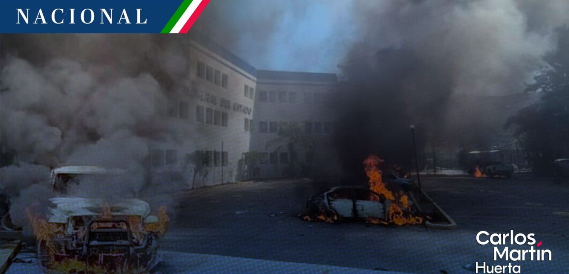 Normalistas de Ayotzinapa protestan en la Fiscalía de Guerrero y queman vehículos