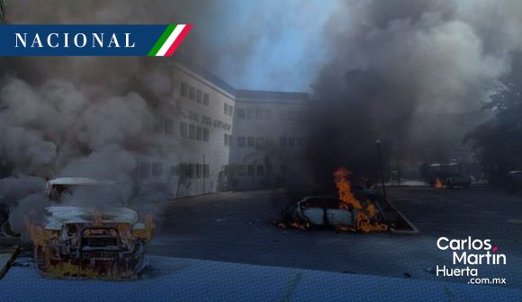 Normalistas de Ayotzinapa protestan en la Fiscalía de Guerrero y queman vehículos