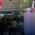 Largas filas y peleas en Puebla provoca el vaso rosa de Starbucks