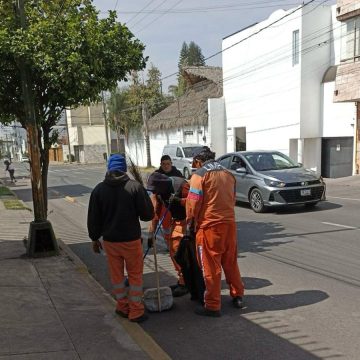 Recoge el Ayuntamiento de Puebla tres toneladas de ceniza volcánica en avenidas de Puebla