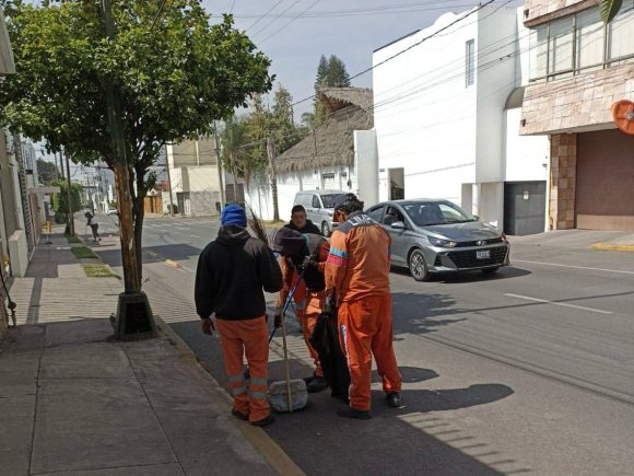 a3c1da5b-d0d6-4a5f-a177-10764b2d9cb6 Recoge el Ayuntamiento de Puebla tres toneladas de ceniza volcánica en avenidas de Puebla