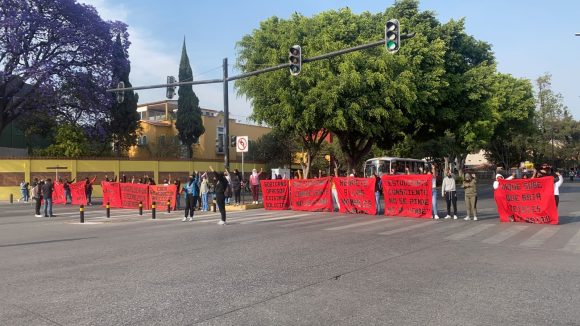 Se manifiestan normalistas de Teteles en el bulevar 5 mayo y 14 oriente