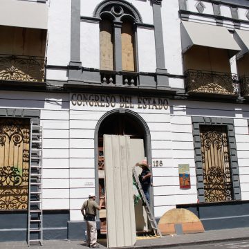 Blindan Congreso de Puebla por marcha 8M