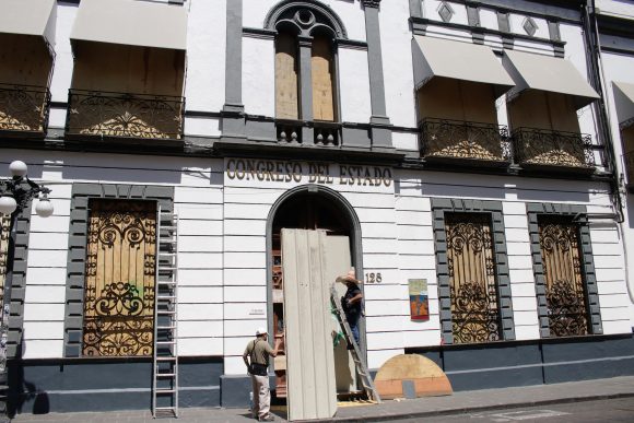 Blindan Congreso de Puebla por marcha 8M