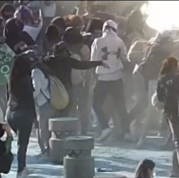 Infiltra un colectivo a hombres en marcha 8M