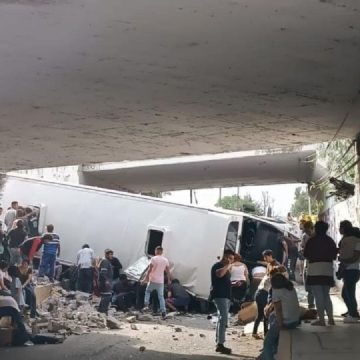 Volcadura de autobús en puente Acolman Estado de México deja tres muertos