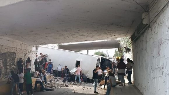 f960x540-607258_681333_0 Volcadura de autobús en puente Acolman Estado de México deja tres muertos