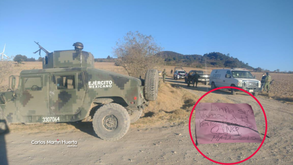 Abandonan 2 cuerpos en un vehículo en Cañada Morelos