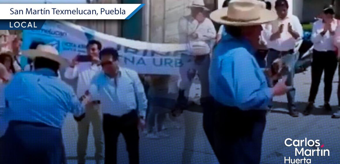 “Pa los refrescos”: Noé Peñaloza entrega fajo de billetes a candidato en Texmelucan