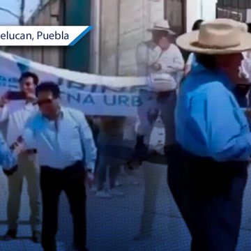 “Pa los refrescos”: Noé Peñaloza entrega fajo de billetes a candidato en Texmelucan