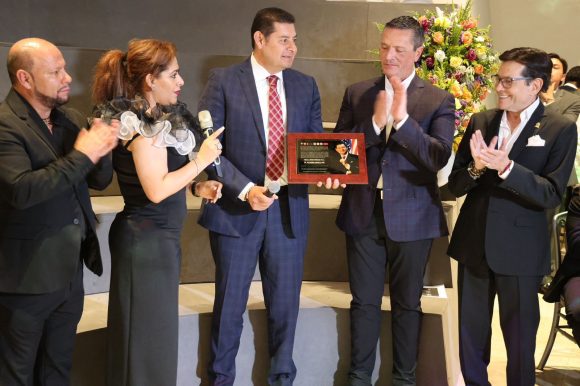 Recibe Alejandro Armenta distinción binacional de líderes migrantes por ser agente de cambio con Humanismo Mexicano