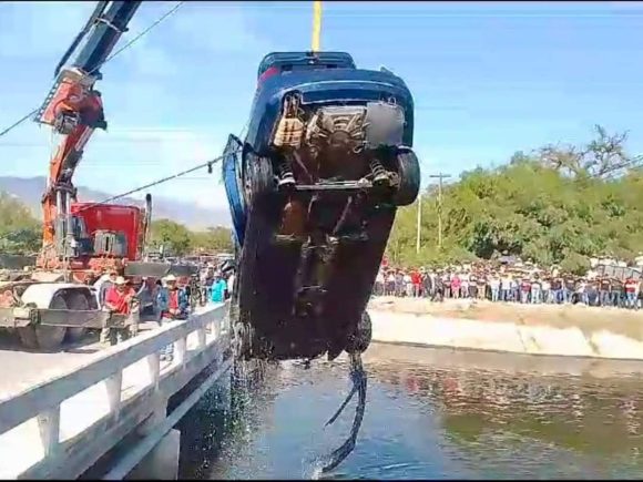 Rescatan los 4 cuerpos de los jóvenes que cayeron con todo y vehículo al dren de Valsequillo