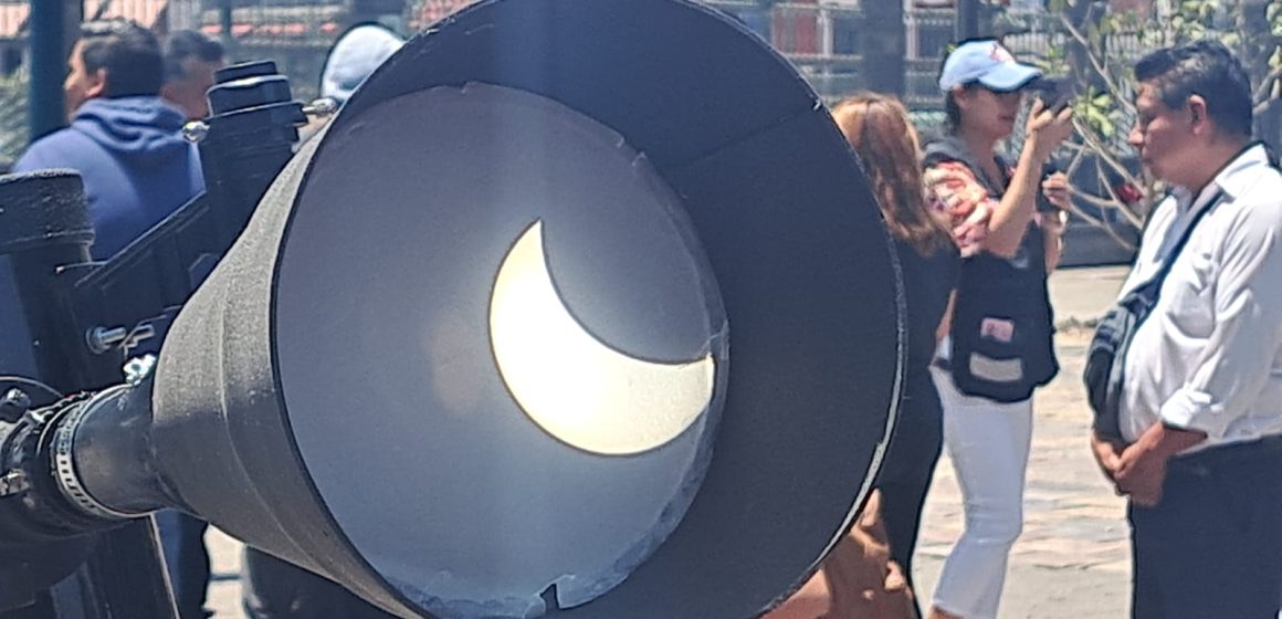 Poblanos disfrutaron el eclipse con telescopios instalados en el zócalo