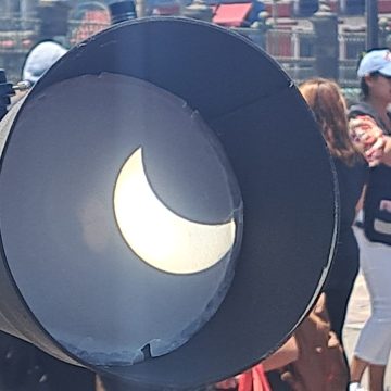 Poblanos disfrutaron el eclipse con telescopios instalados en el zócalo