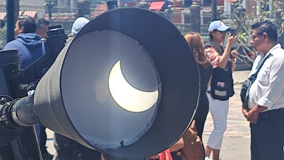 Poblanos disfrutaron el eclipse con telescopios instalados en el zócalo