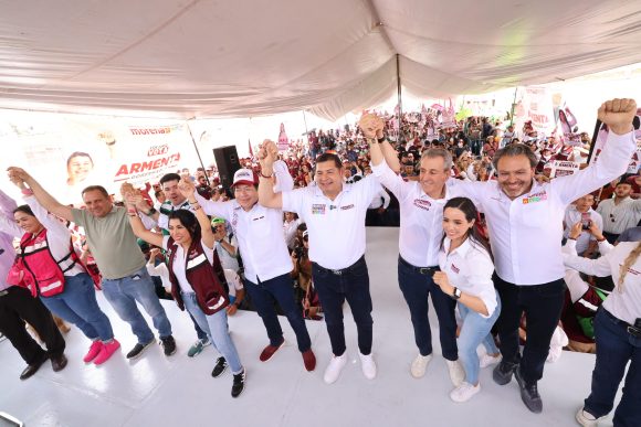 Arropa Mario Delgado a Armenta y a Chedraui en Puebla