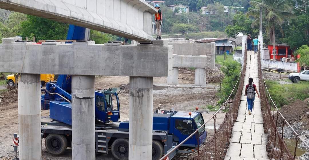 Avanza la construcción del Puente El Ojite en Xicotepec