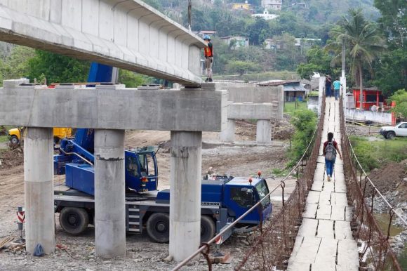 Avanza la construcción del Puente El Ojite en Xicotepec